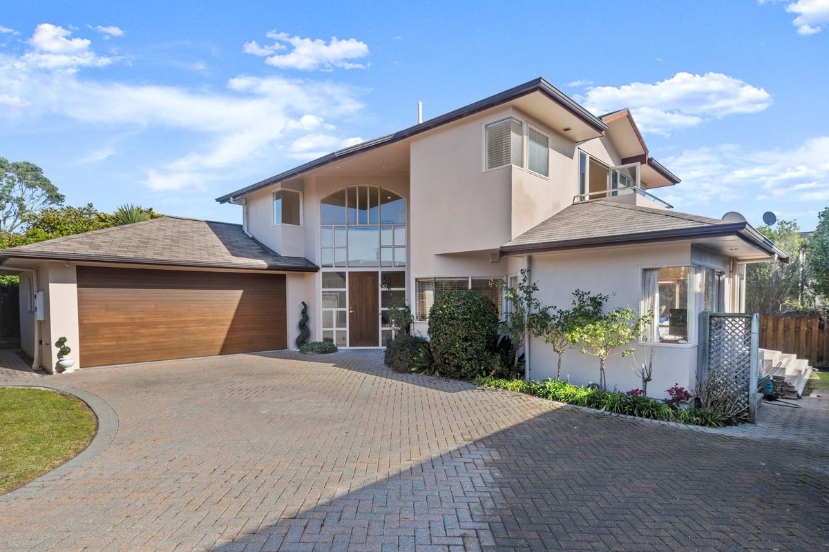 2/12 Folkestone Street, Murrays Bay, Auckland - Carousel 1
