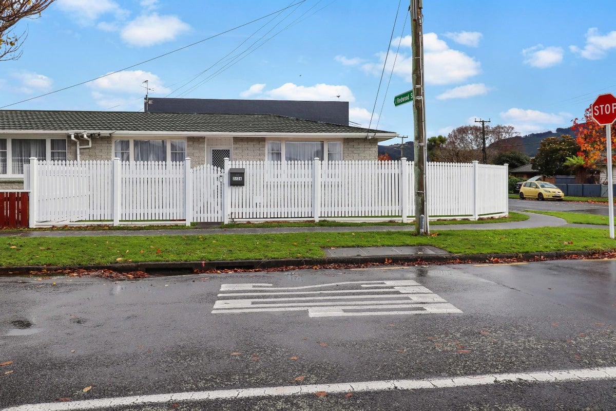 2/26 Fraser Crescent, Elderslea, Upper Hutt - Carousel 1