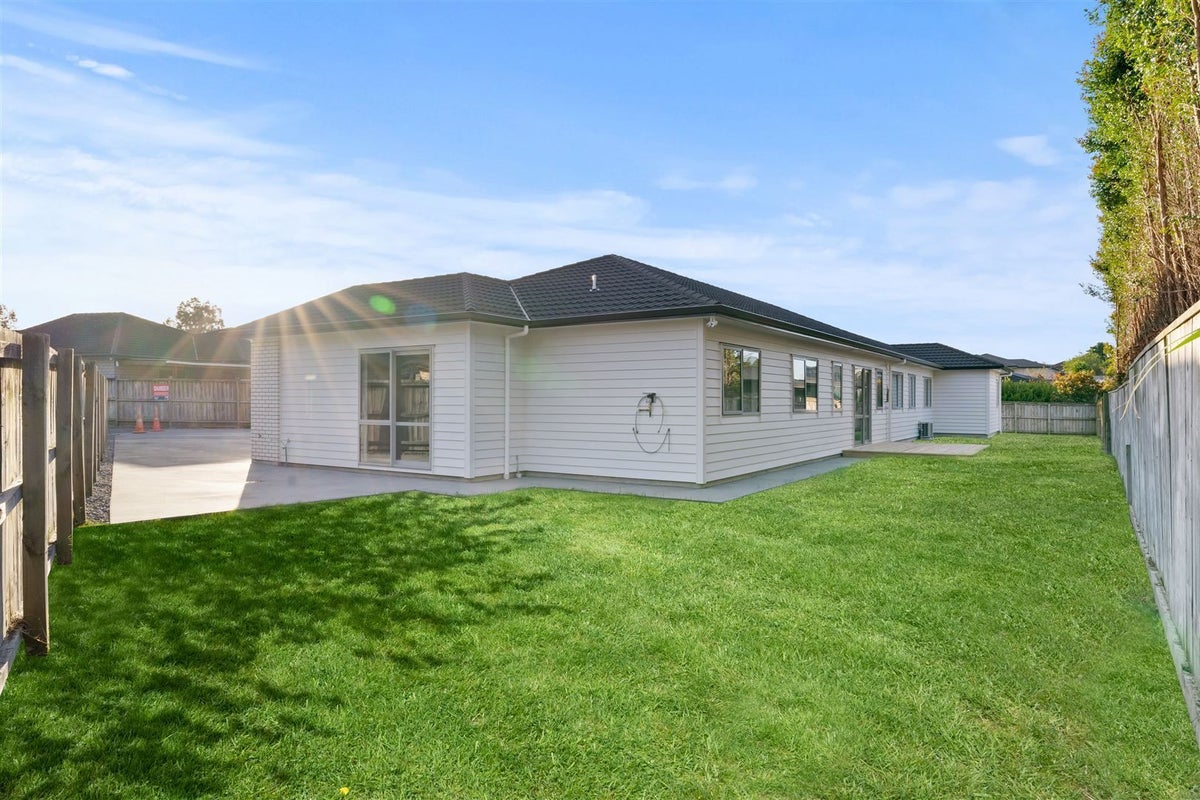 16 Kilmacrennan Drive, Rosehill, Papakura - Carousel 16