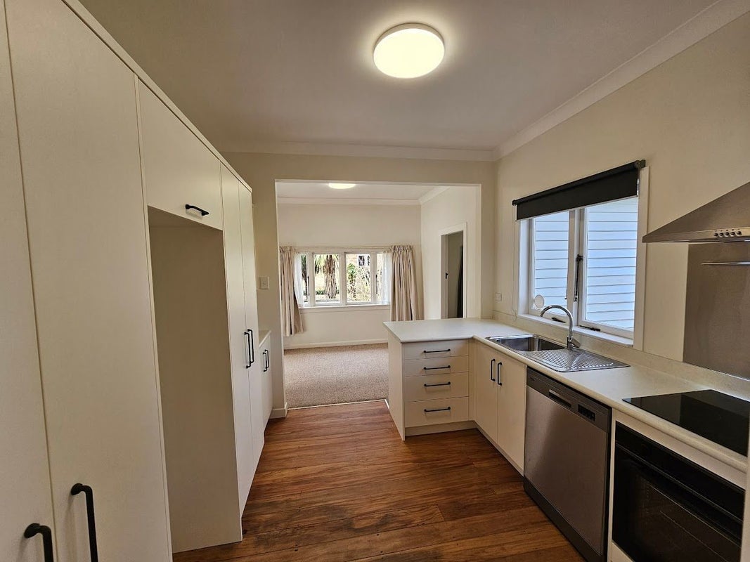 30 Oxford Street, Fairfield, Hamilton - Carousel 1