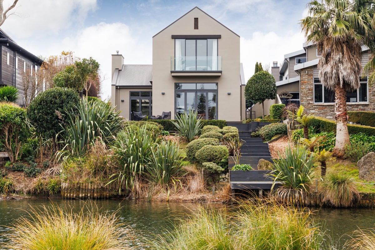 25 Montgomery Terrace, Hokowhitu, Palmerston North - Carousel 1