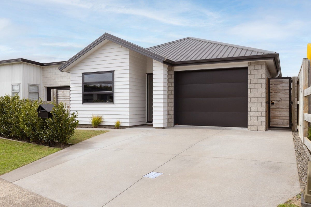 4 Foley Grove, Pyes Pa, Tauranga - Carousel 1