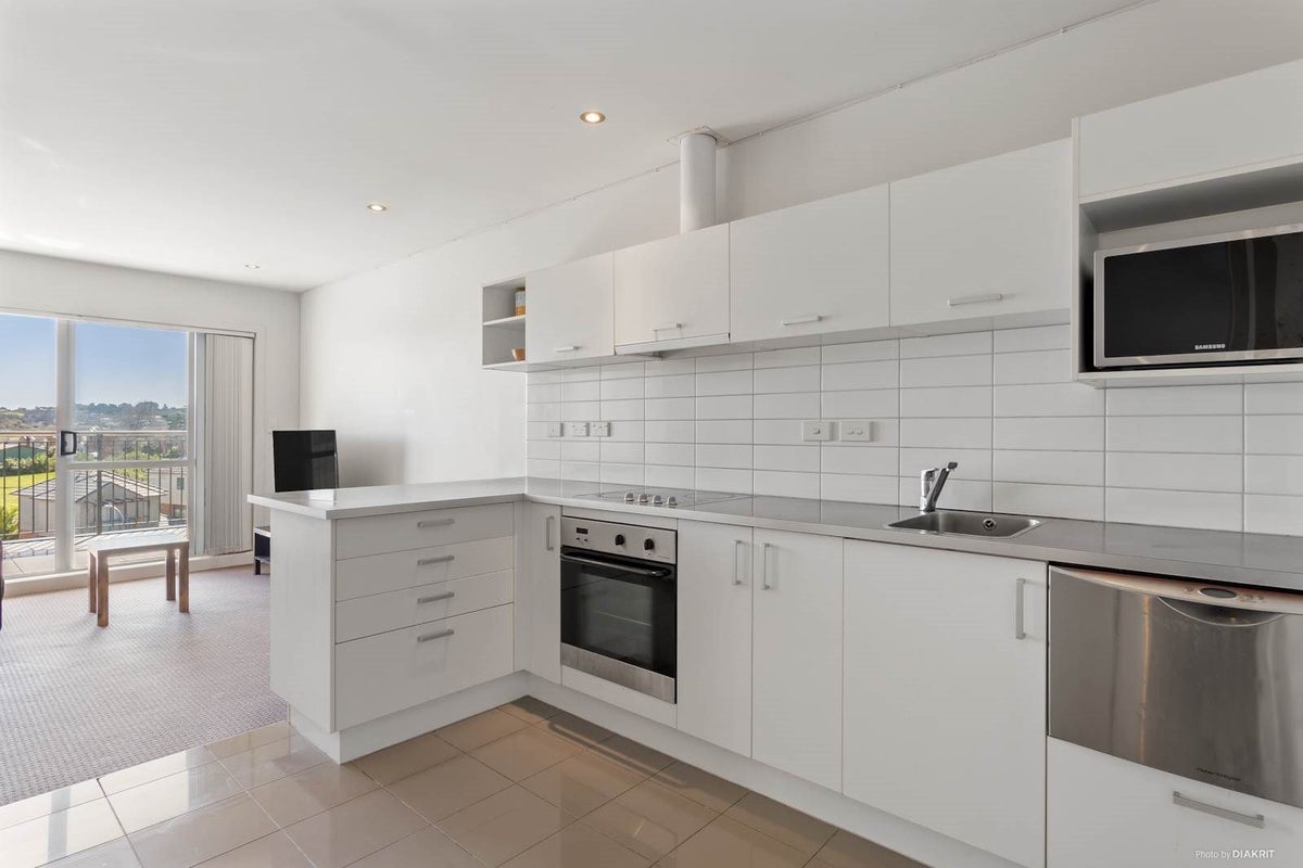 14B/60 Masons Road, Oteha, Auckland - Carousel 1