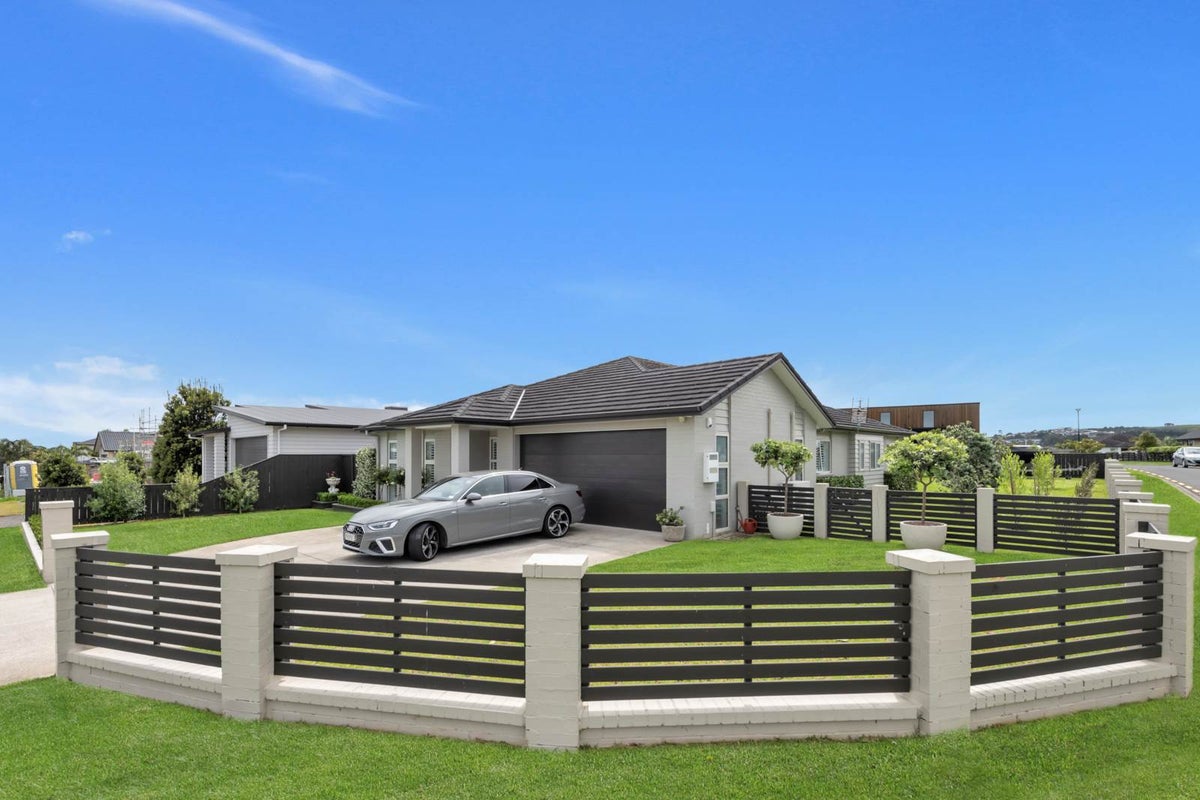 19 Defender Crescent, Beachlands, Auckland - Carousel 1