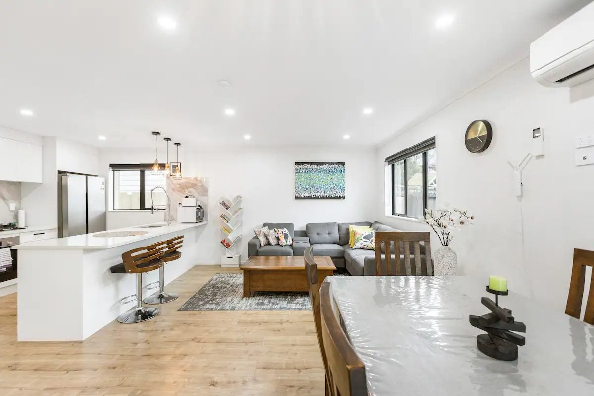 8B Lynette Place, Mangere, Auckland - Carousel 1