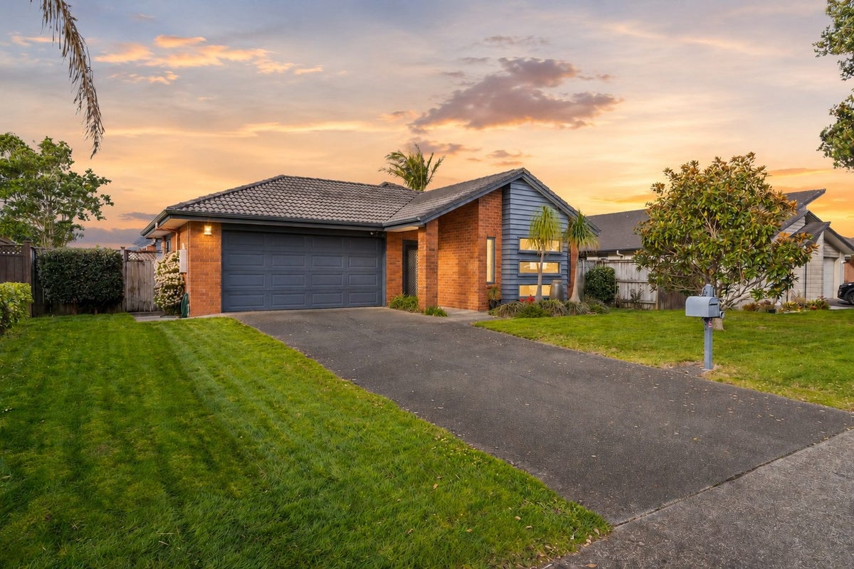 38 Stranraer Crescent, Wattle Downs, Auckland - Carousel 1