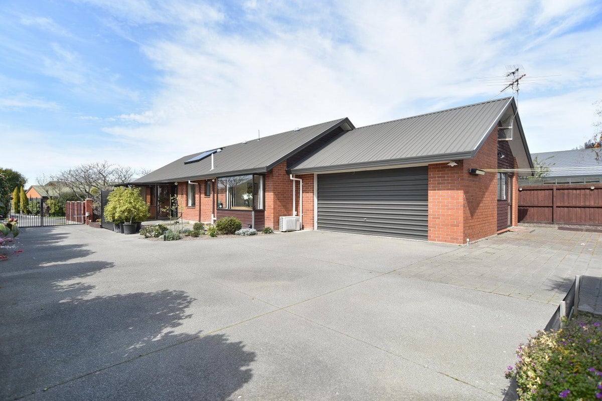 7 Creese Place, Redwood, Christchurch - Carousel 1