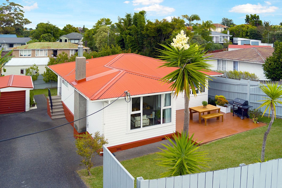 23 Cornwall Street, Te Atatu South, Auckland - Carousel 2