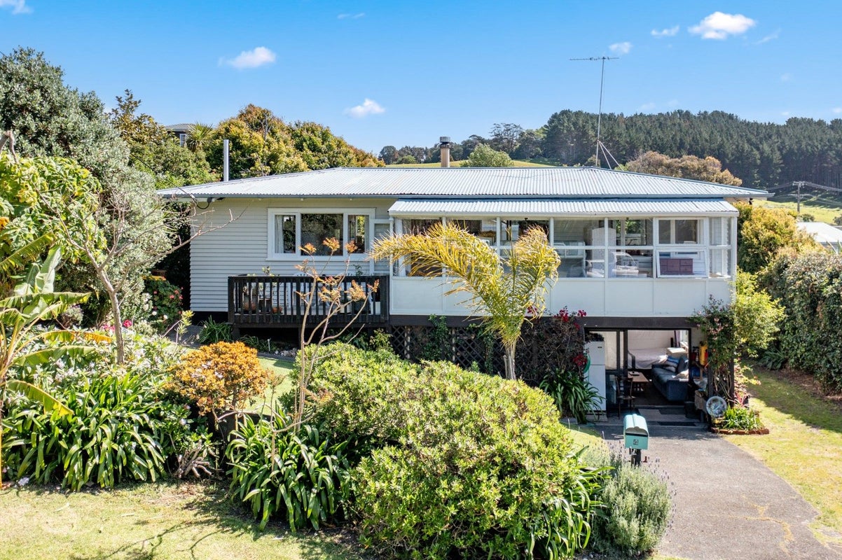 4 Seatoun Avenue, Warkworth - Carousel 1
