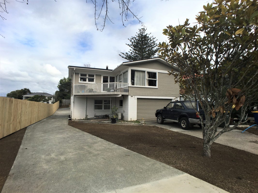 2/4 Regal Place, Forrest Hill, Auckland - Carousel 1