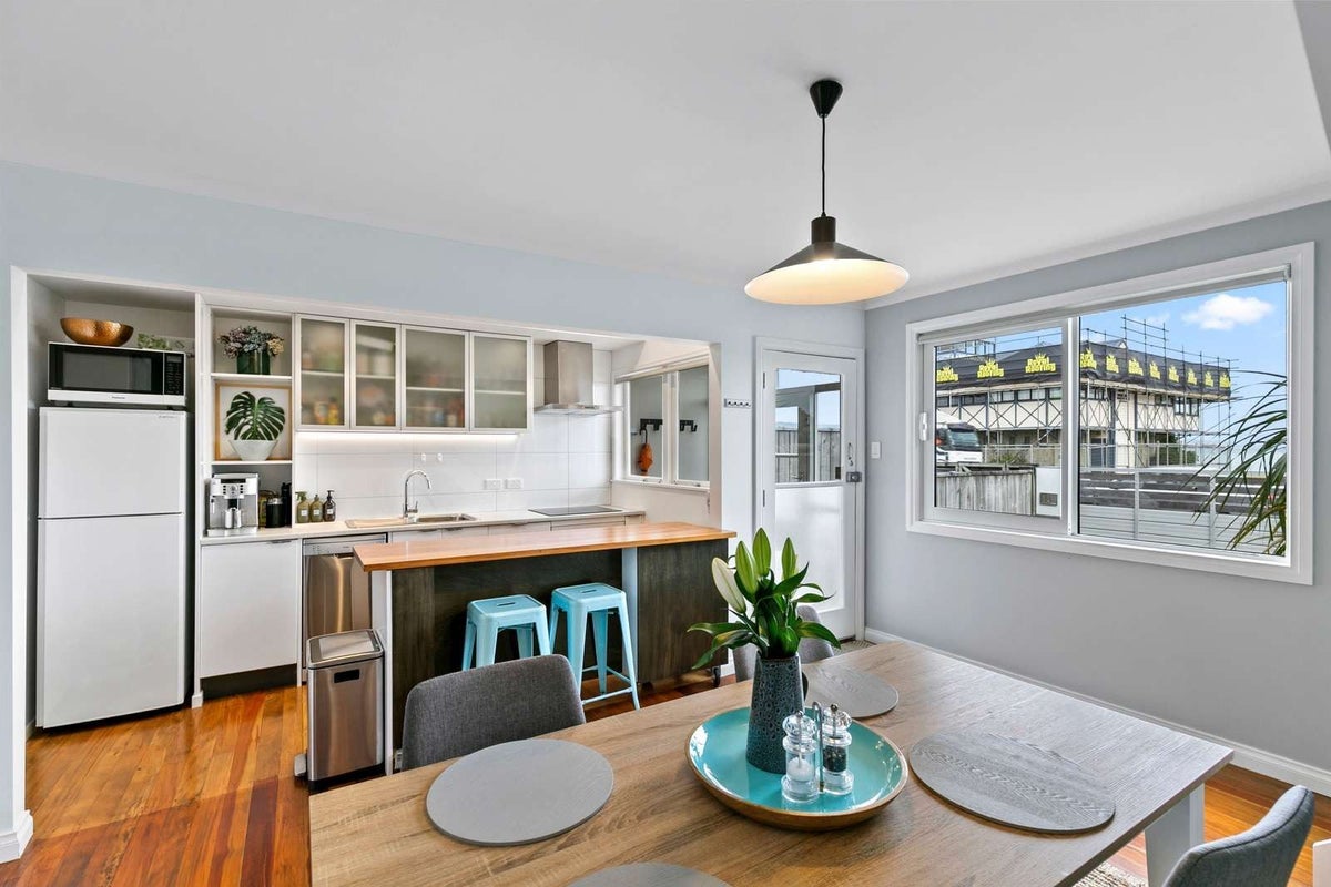 139E The Esplanade, Petone, Lower Hutt - Carousel 1