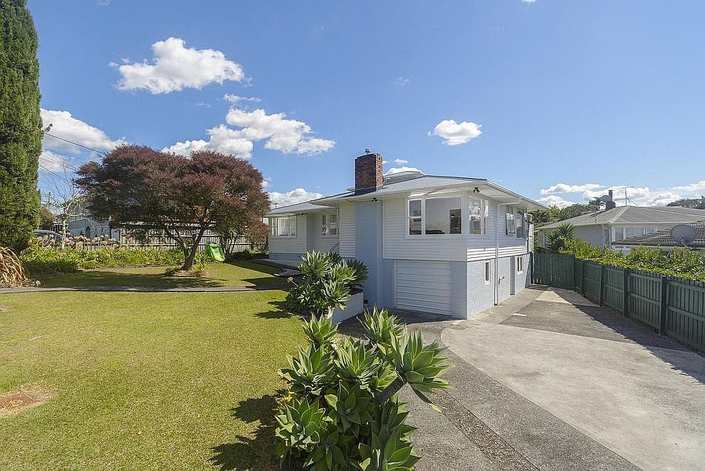 28 Tiroroa Avenue, Te Atatu South, Auckland - Carousel 1