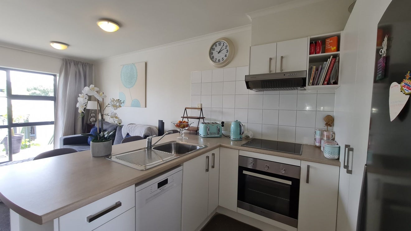 2/5 Carolina Place, Albany, Auckland - Carousel 1
