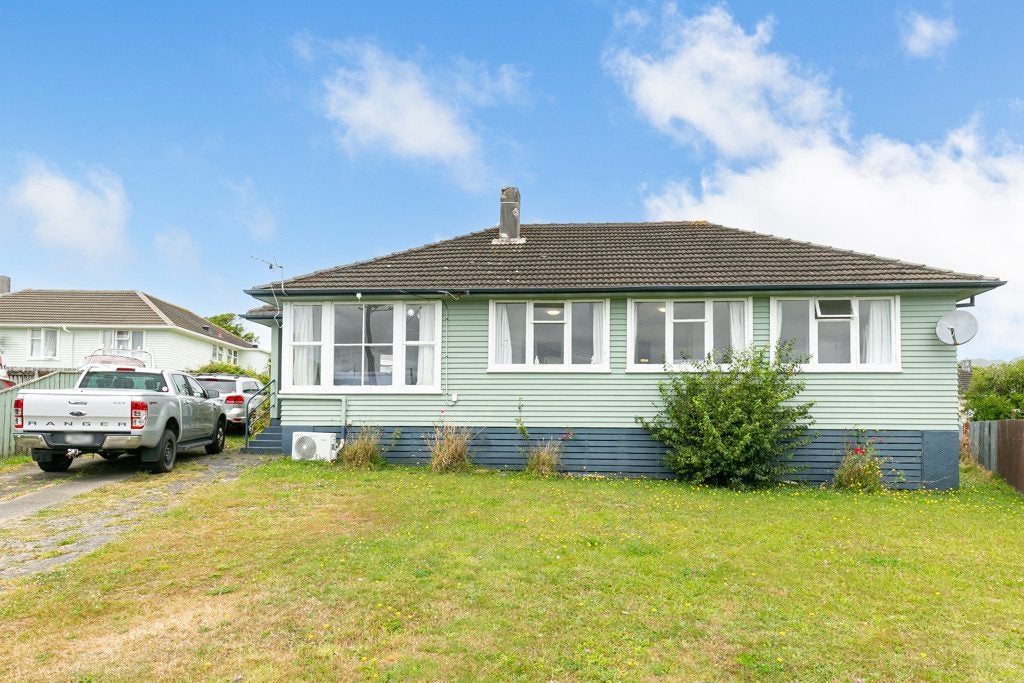 6 Iris Grove, Cannons Creek, Porirua - Carousel 1
