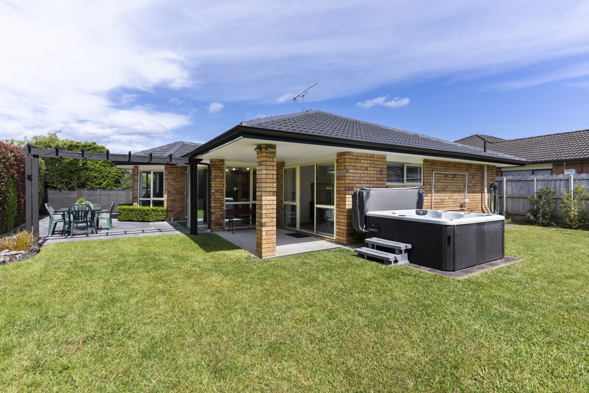 49 Lothian Brae, Wattle Downs, Auckland - Carousel 1