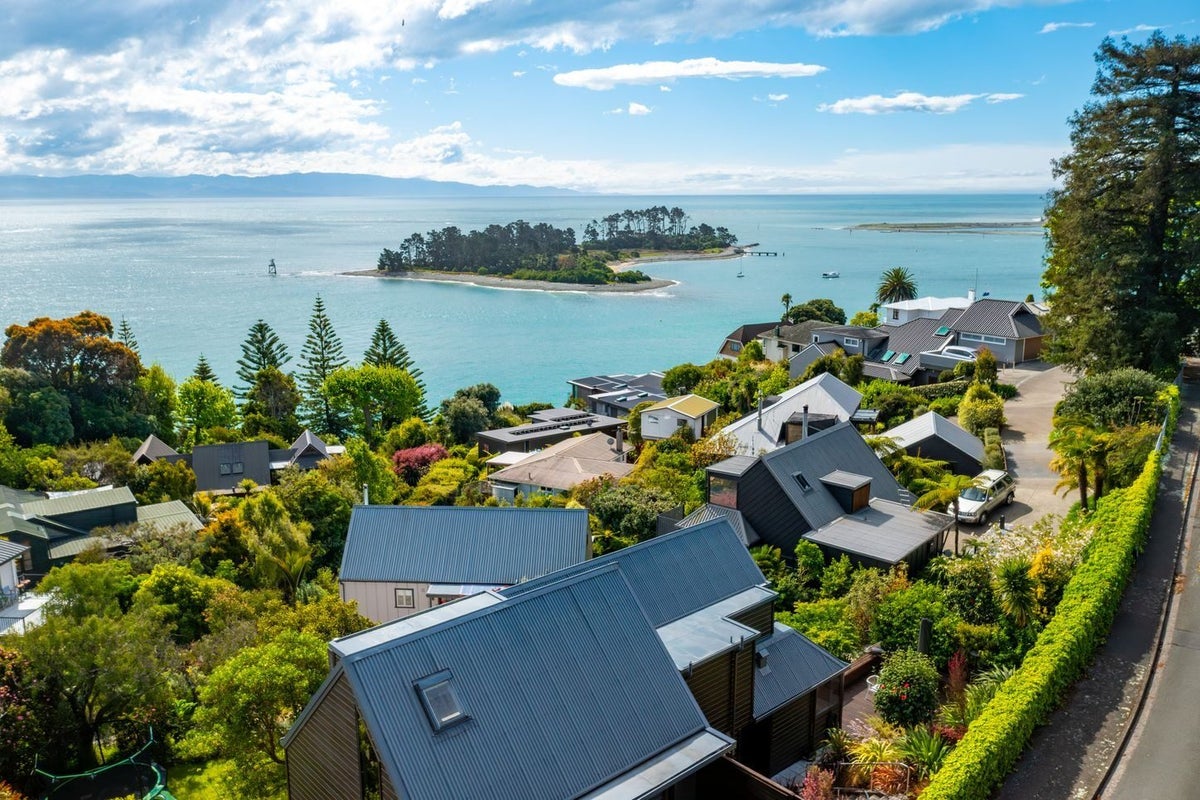 2 The Cliffs, Britannia Heights, Nelson - Carousel 2