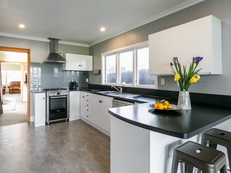 24 Balliol Avenue, Pirimai, Napier - Carousel 2