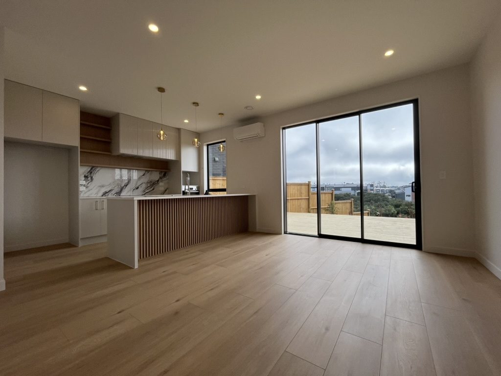 19 Puihi Crescent, Massey, Auckland - Carousel 1