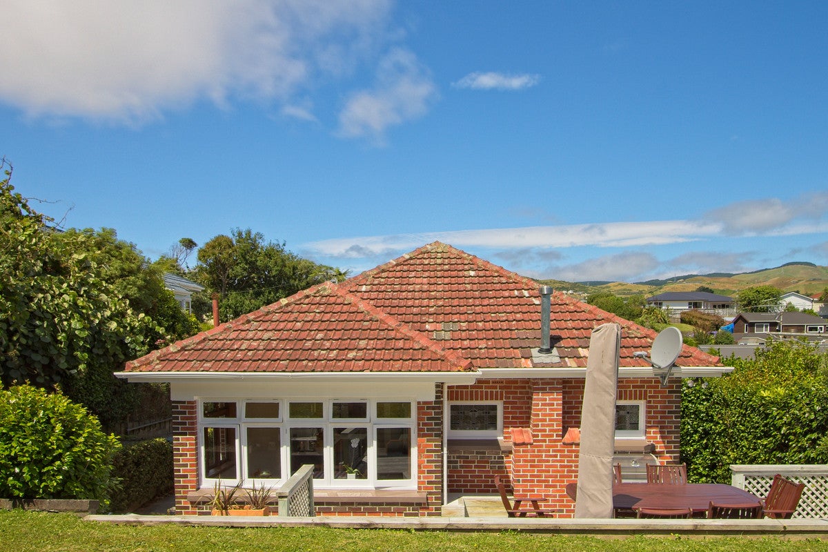 8 Roy Street, Tawa, Wellington - Carousel 1