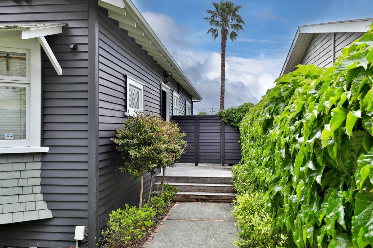 10 Warwick Avenue, Titirangi, Auckland - Carousel 2