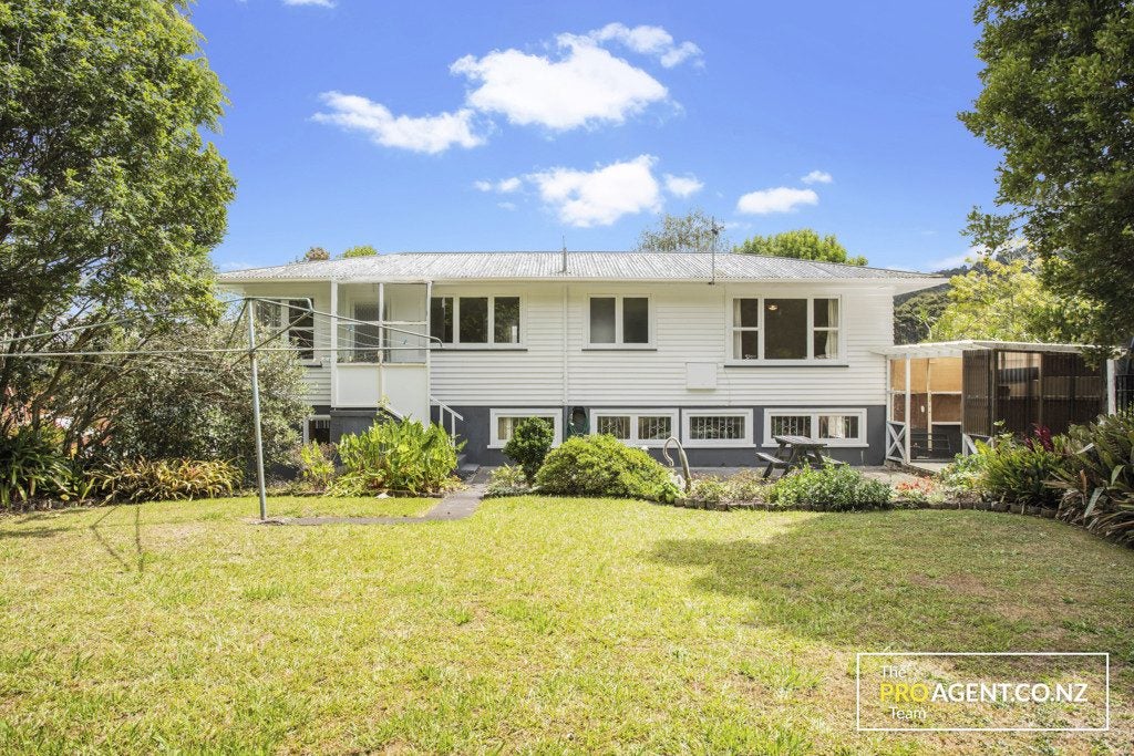 50 Rimutaka Place, Titirangi, Auckland - Carousel 2
