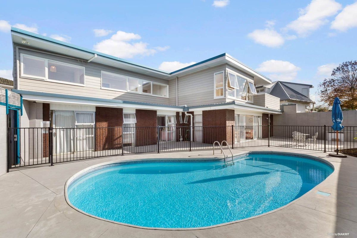 25 Cruickshank Crescent, Meadowbank, Auckland - Carousel 1