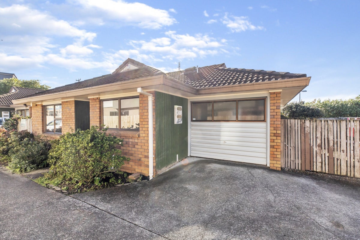 2/19 Alfriston Road, Manurewa East, Auckland - Carousel 1