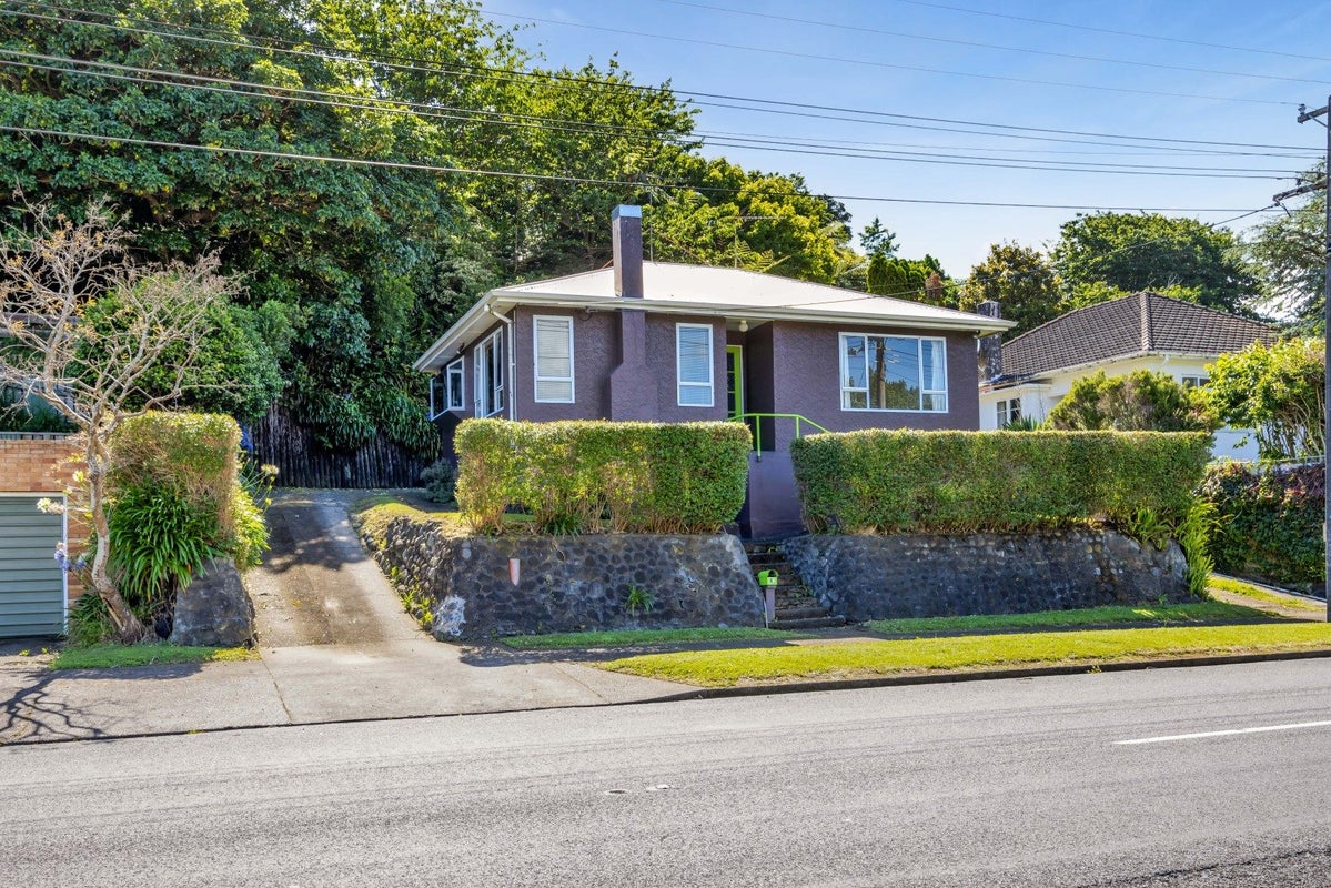 27 Seaview Road, Marfell, New Plymouth - Carousel 1