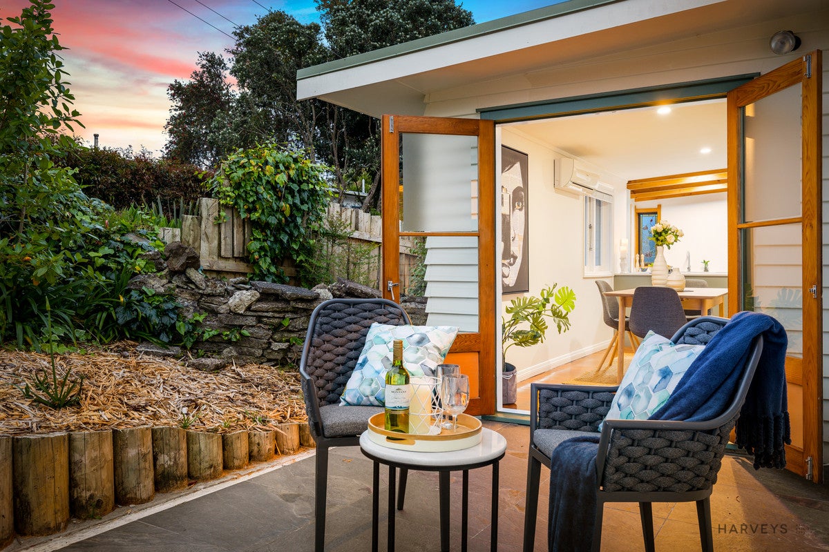 16 Harrybrook Road, Green Bay, Auckland - Carousel 2
