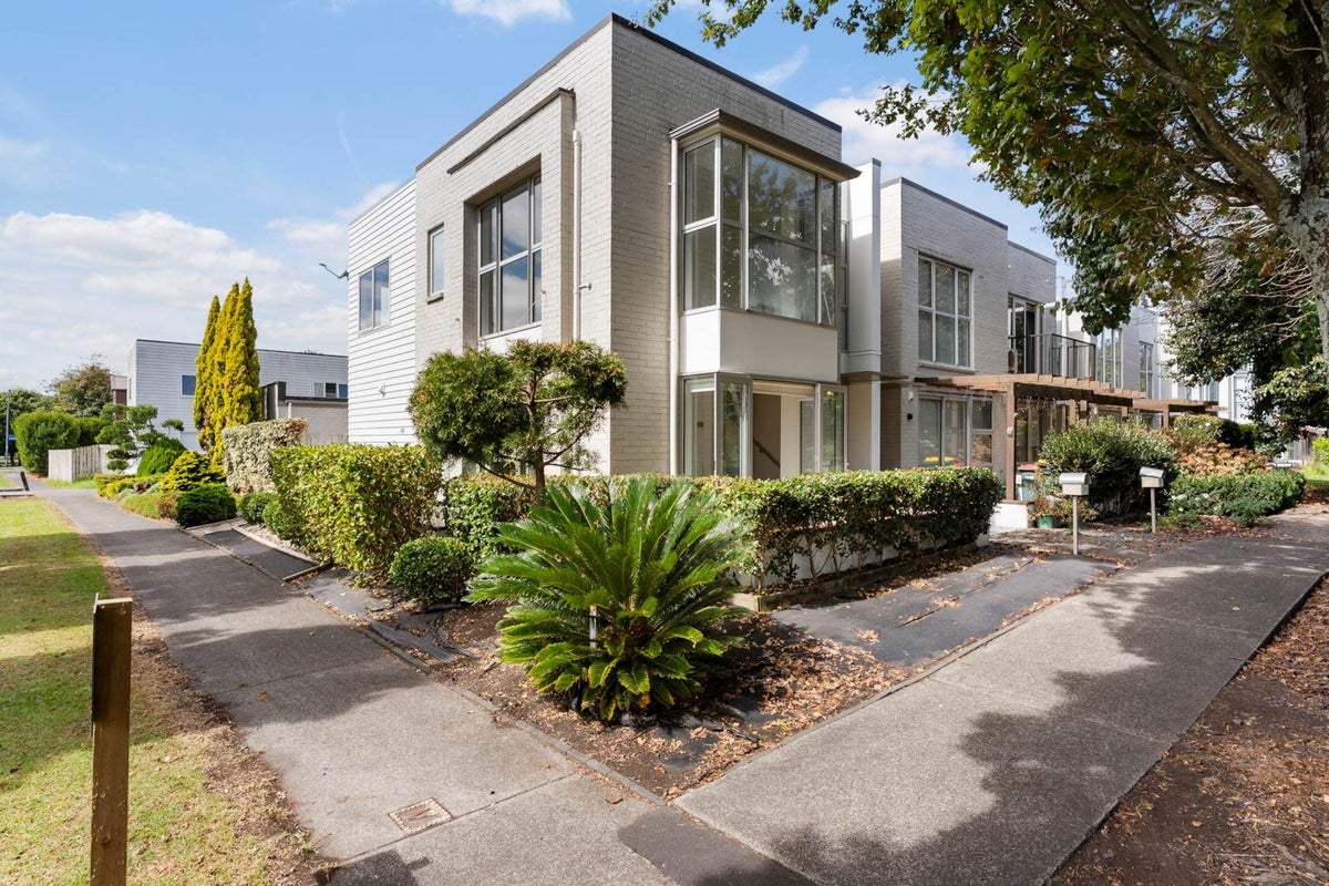 77 Popokatea Drive, Takanini, Auckland - Carousel 1