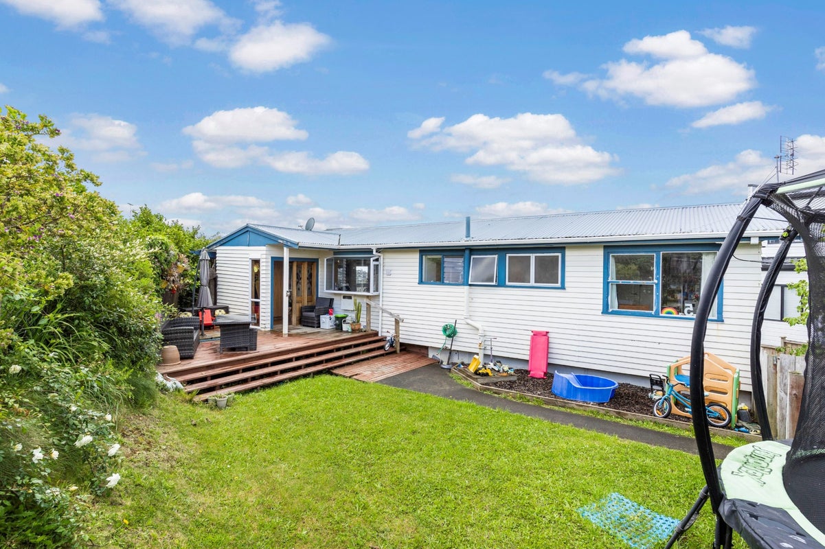 593 East Coast Road, Browns Bay, Auckland - Carousel 1