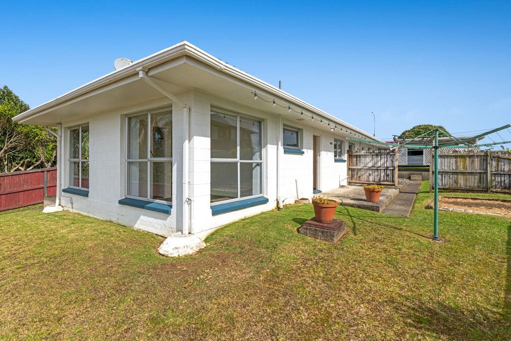 2/587 Glenfield Road, Totara Vale, Auckland - Carousel 1