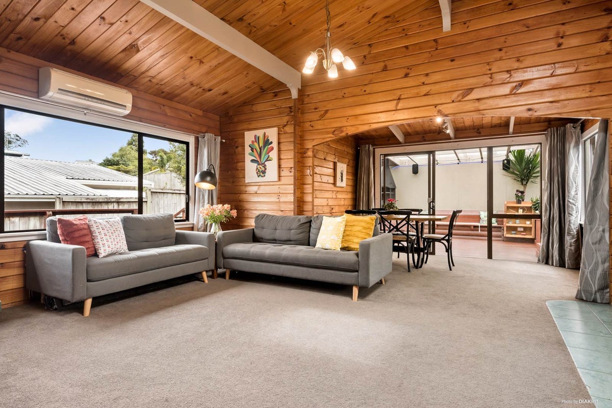 2/690 Beach Road, Browns Bay, Auckland - Carousel 1