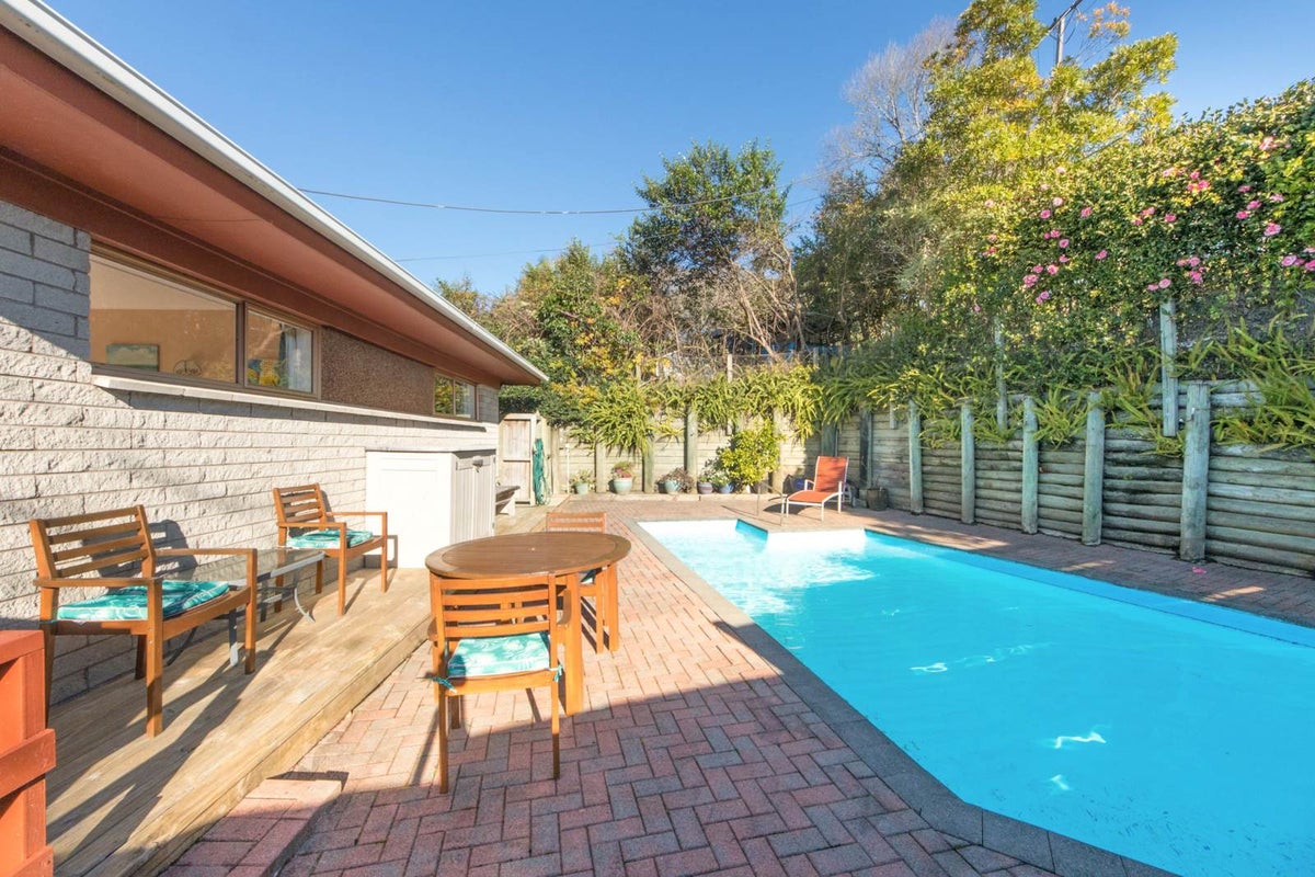 118 Candia Road, Henderson Valley, Auckland - Carousel 2