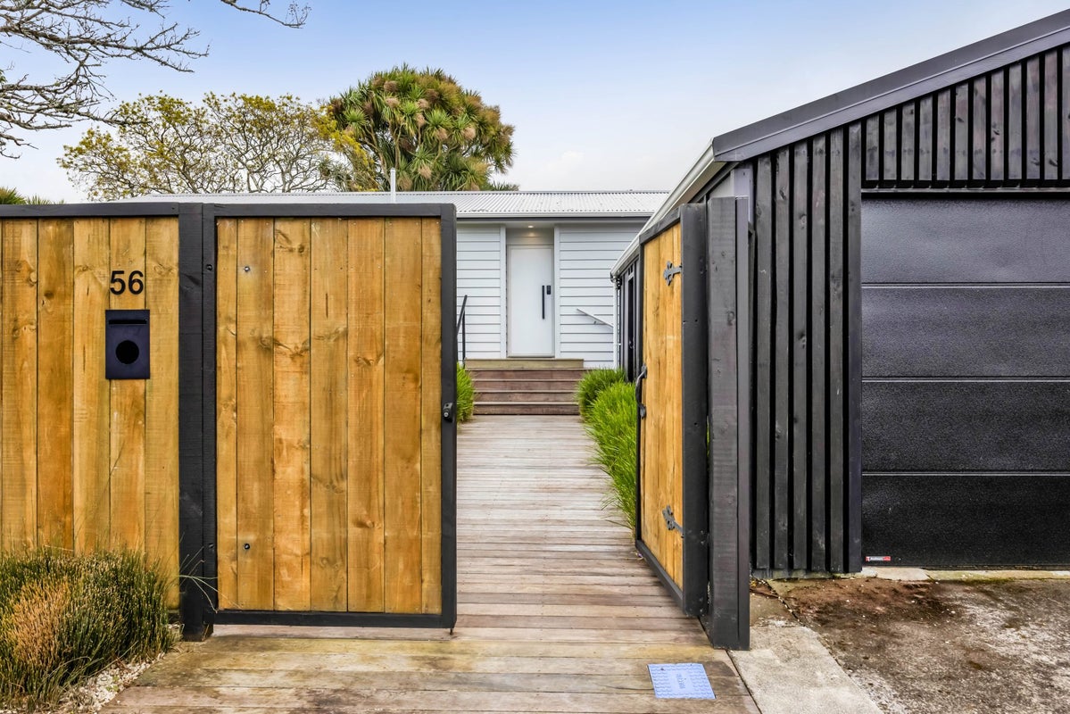 56 Warwick Road, Stratford - Carousel 29