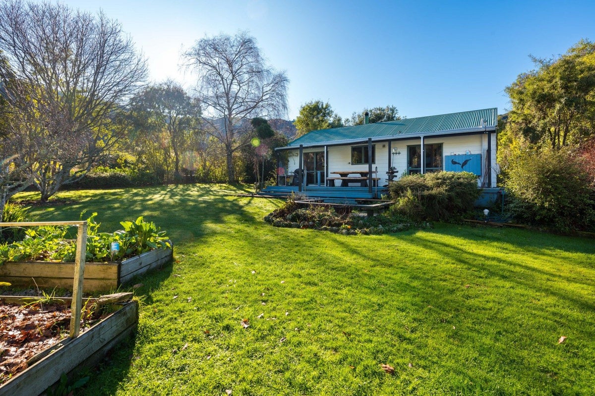 5B Lady Cobham Grove, Anakiwa, Picton - Carousel 2