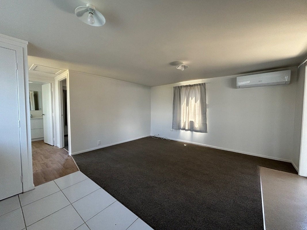 7 Southview Place, Wattle Downs, Auckland - Carousel 2