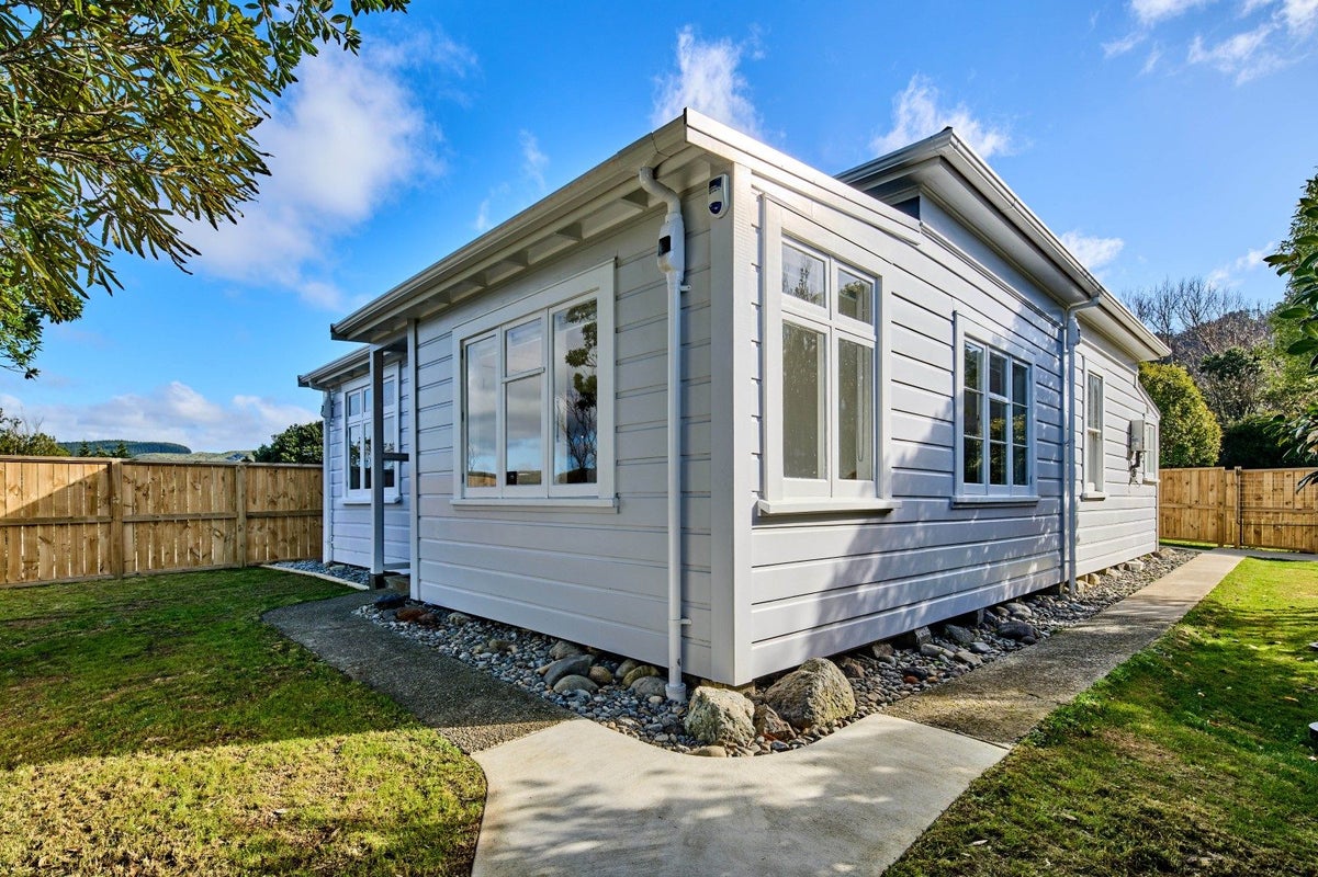 237 Main Road, Tawa, Wellington - Carousel 15