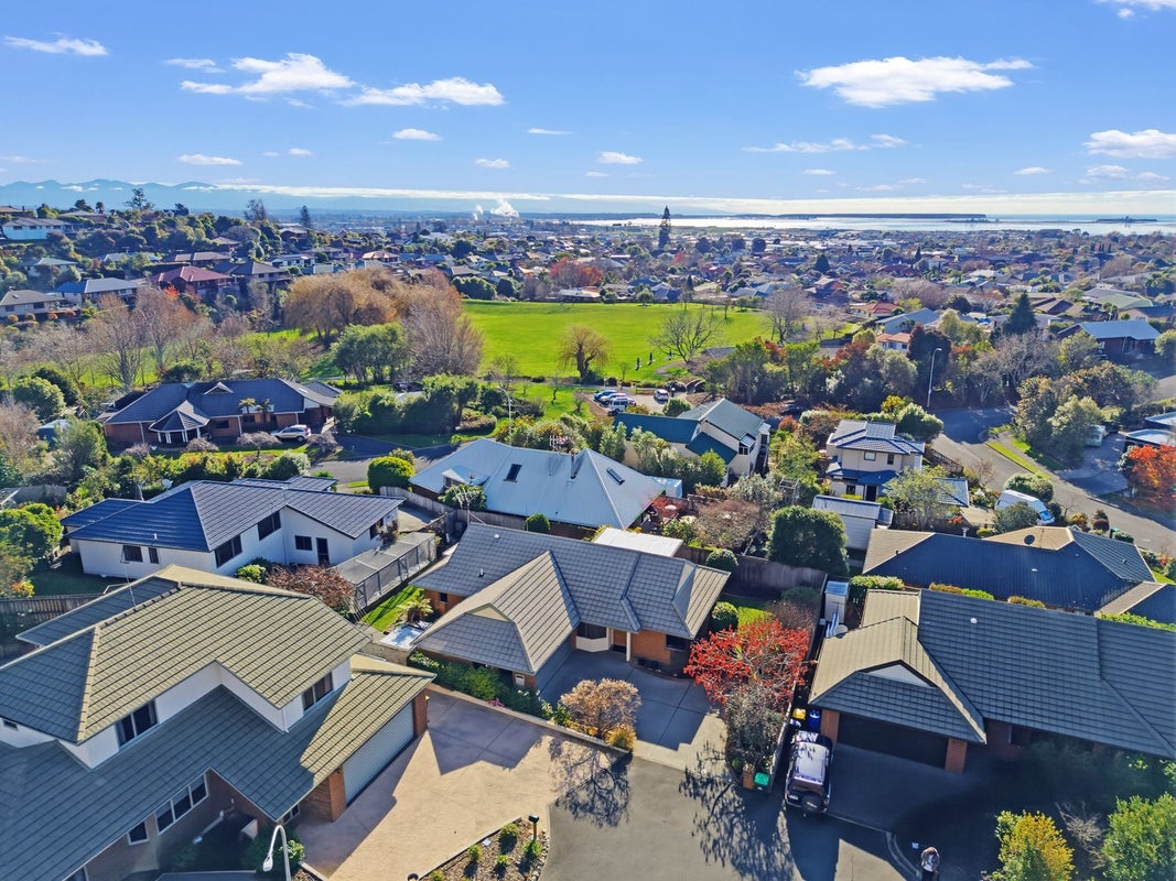 8 Idesia Grove, Richmond, Richmond - Carousel 2