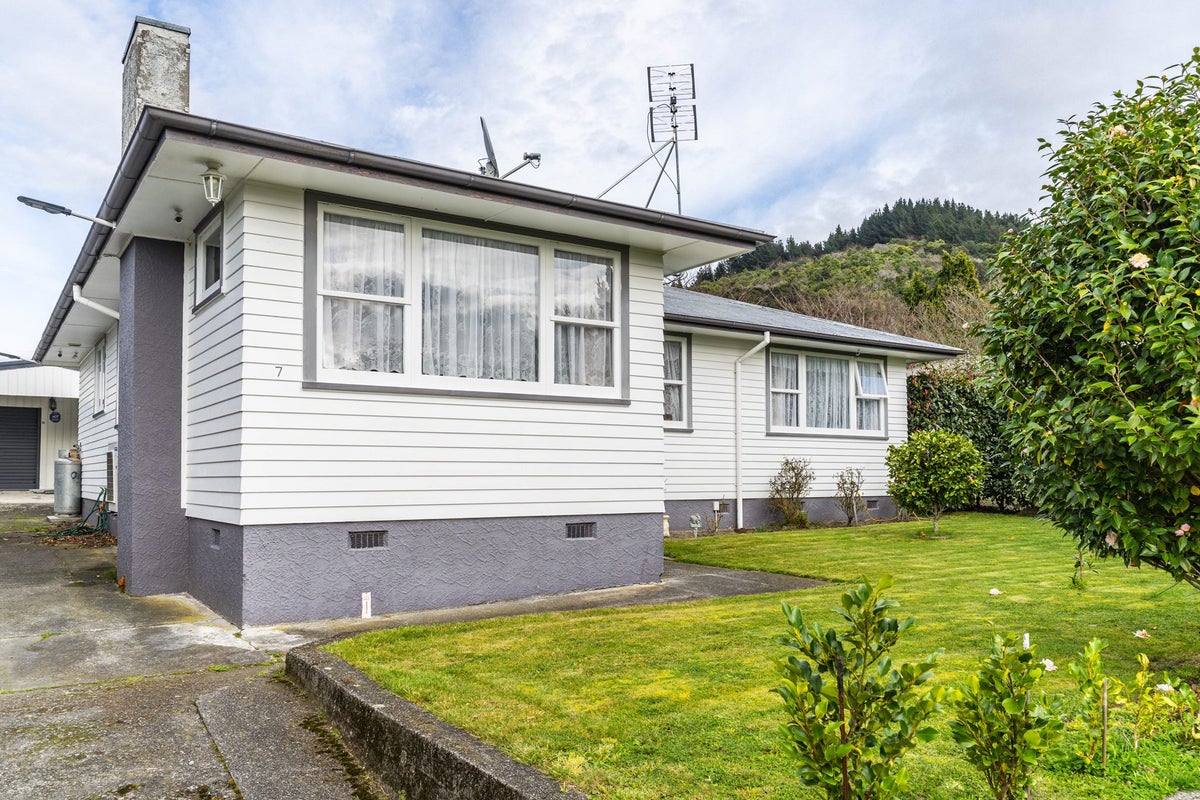 7 Churchill Crescent, Featherston - Carousel 21