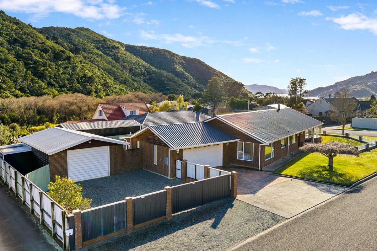 28 Ranui Street, Waikawa, Picton - Carousel 1