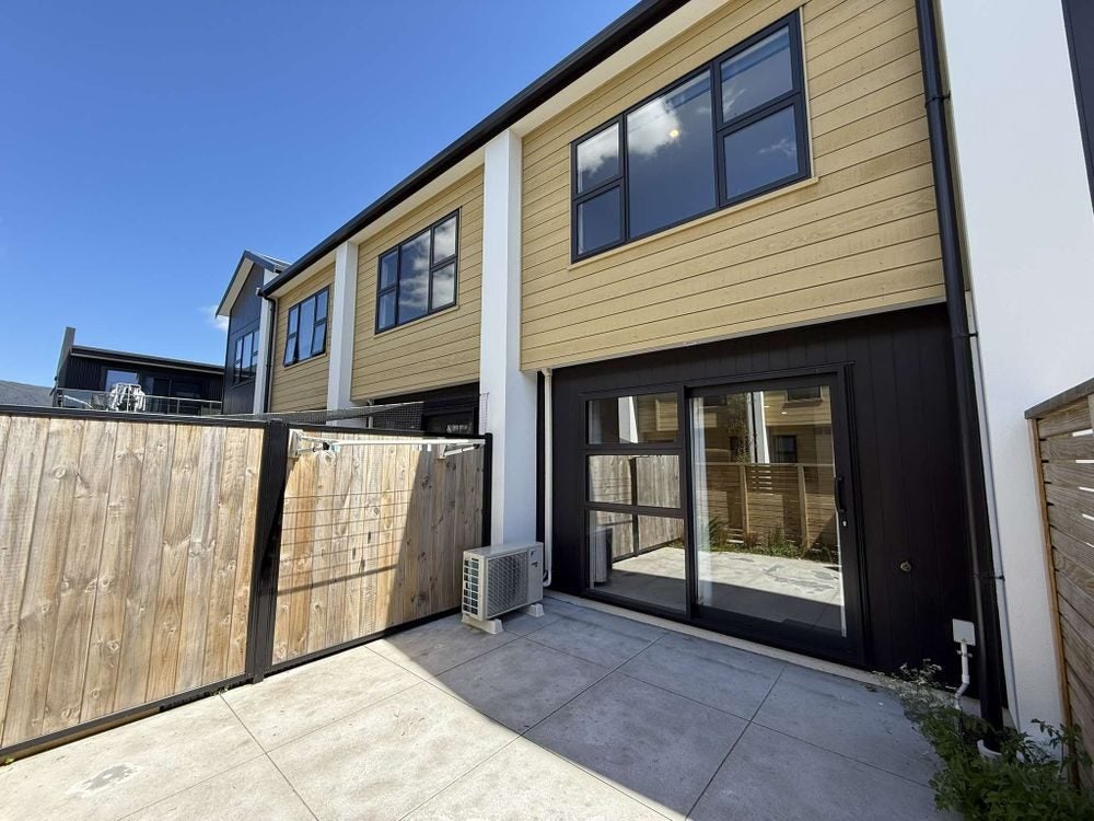 8 Te Ara o Ralph Olsen, Wainuiomata, Lower Hutt - Carousel 1