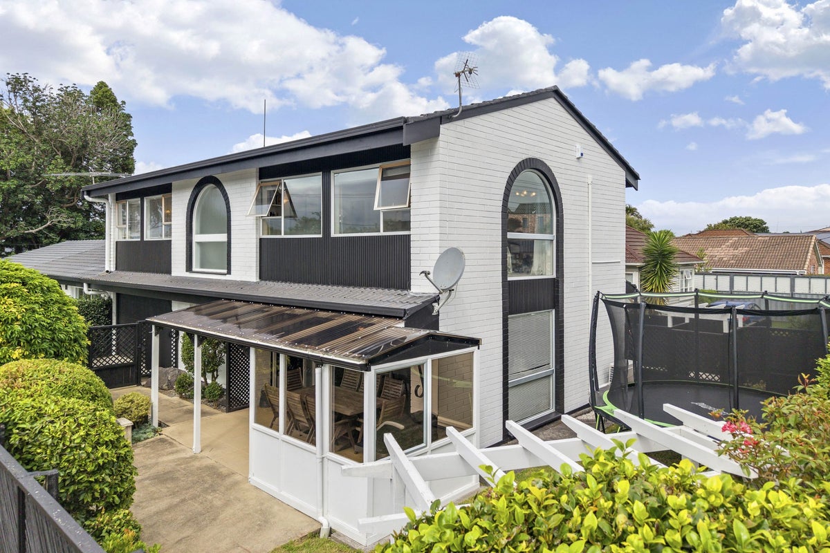 1/303 Point Chevalier Road, Point Chevalier, Auckland - Carousel 1