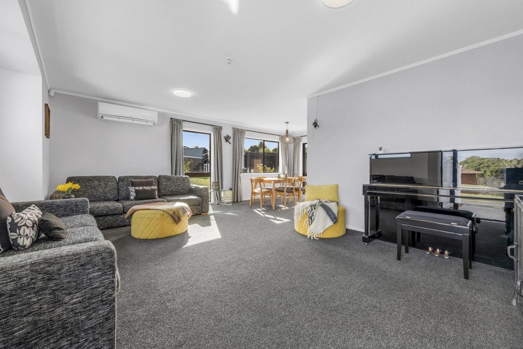 2/10 Pinewood Grove, Botany Downs, Auckland - Carousel 2