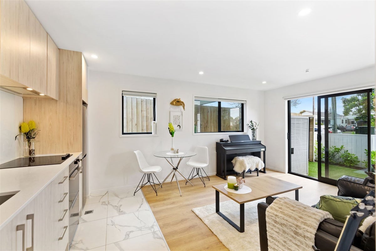 87A Beach Road, Te Atatu Peninsula, Auckland - Carousel 2