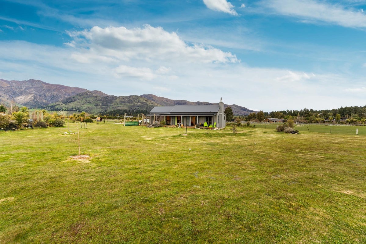 104 Lachlan Avenue, Hawea Flat, Lake Hawea - Carousel 1