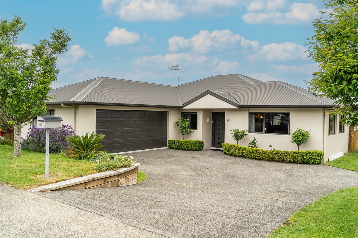 97 Farnborough Drive, Grandview Heights, Hamilton - Carousel 1