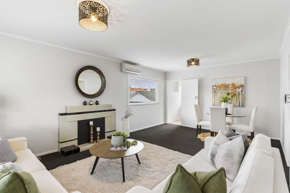 1/5 Raleigh Road, Northcote, Auckland - Carousel 1