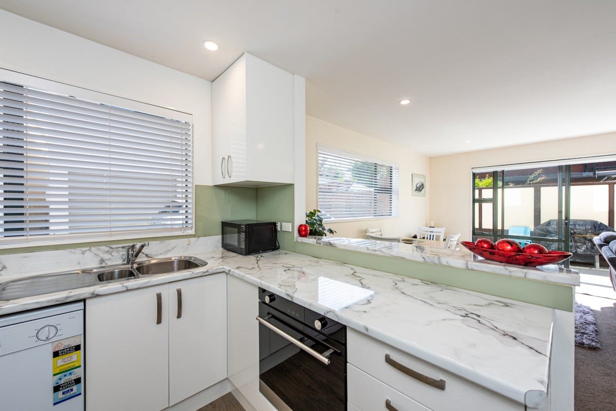 1/144A Karori Road, Karori, Wellington - Carousel 1