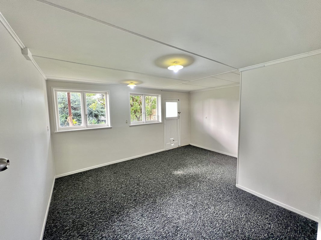 10A Fowey Avenue, Te Atatu South, Auckland - Carousel 1